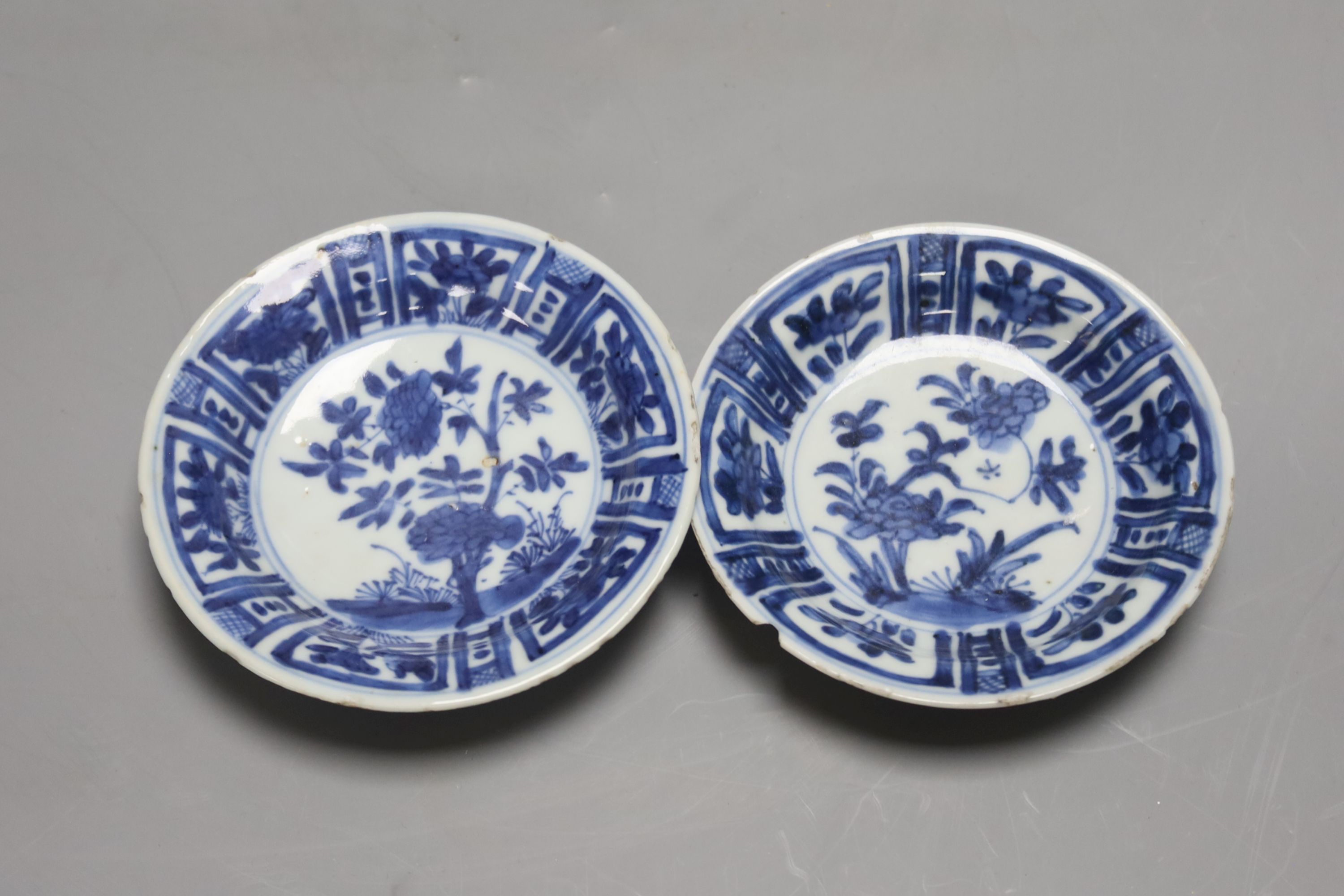 A pair of Chinese blue and white dishes and a similar jar and cover, tallest 12cm